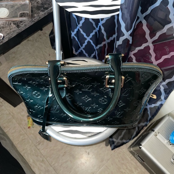 Mint condition authentic Louis Vuitton purse - Picture 4 of 9